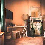 Le Jardin Des Secrets Bed & Breakfast