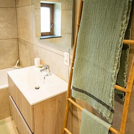 Le Jardin Des Secrets Gites et chambres à louer Alojamento de Acomodação e Pequeno-almoço 4*