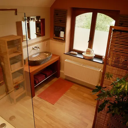 Le Jardin Des Secrets Gites et chambres à louer Alojamento de Acomodação e Pequeno-almoço 4*